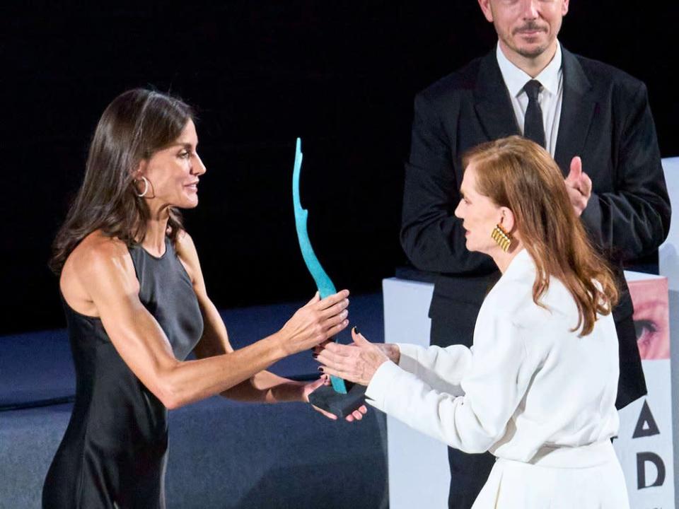 Königin Letizia von Spanien überreicht der französischen Schauspielerin Isabelle Huppert ihren Preis. (Bild: imago/PPE)