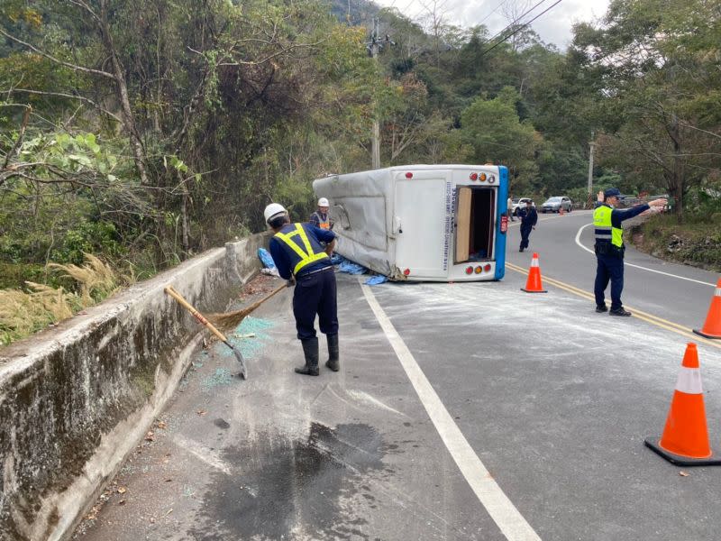 ▲一輛中型巴士今(30)日在奧萬大聯外道路約1.5K處翻覆，造成1死、20人輕重傷的意外。（圖／公路總局提供）