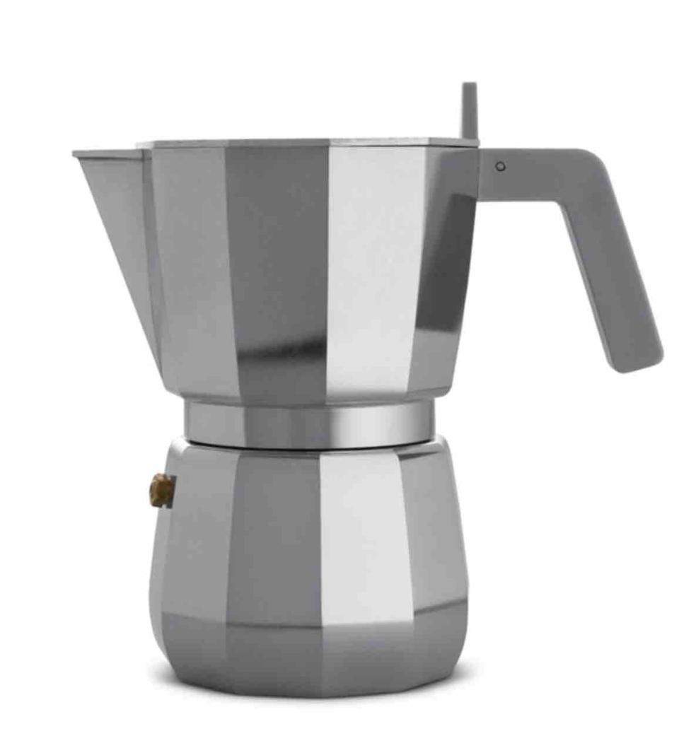 <p>Per il Fuorisalone 2019 Alessi ha chiesto a David Chipperfield di ridisegnare un’icona: la classica caffettiera moka </p>