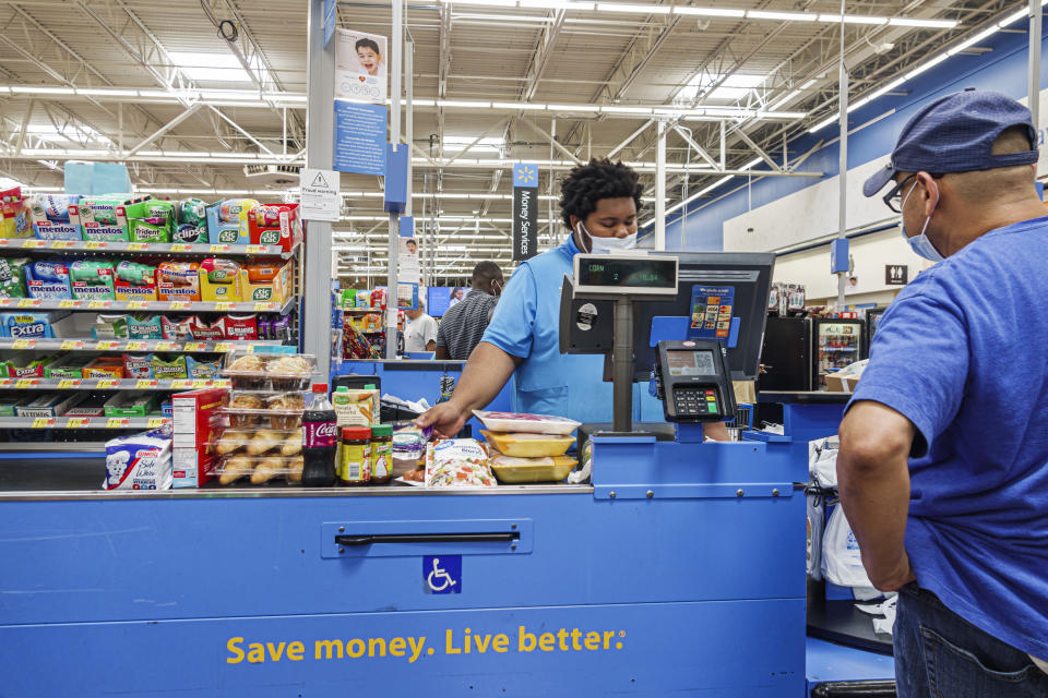 North Miami Beach, Florida, Walmart deskontu denda handiak, ordaintzeko linea, kutxazaina bezeroak ordaintzen dituena. (Argazkia: Jeffrey Greenberg/Universal Images Group Getty Images bidez)