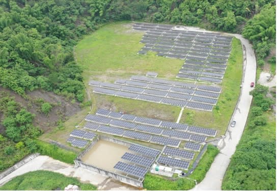 旗山掩埋場復育綠美化，並建置三九０六片太陽能光電面板，每年提供五七一戶民生用電。　（記者王正平翻攝）