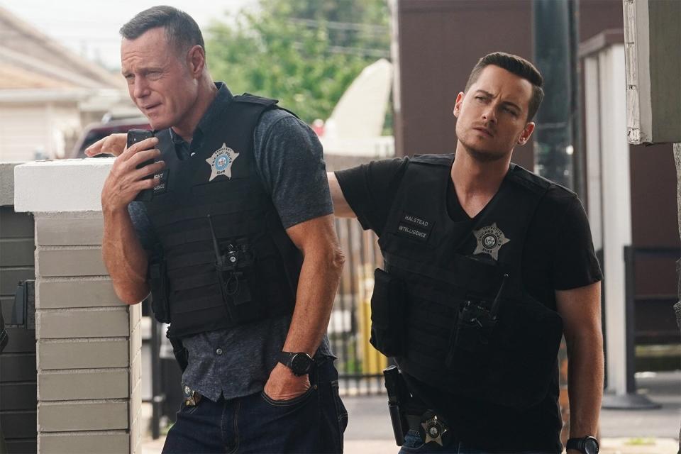 CHICAGO P.D. -- "Let it Bleed" Episode 1002 -- Pictured: (l-r) Jason Beghe as Hank Voight, Jesse Lee Soffer as Jay Halstead -- (Photo by: Lori Allen/NBC)