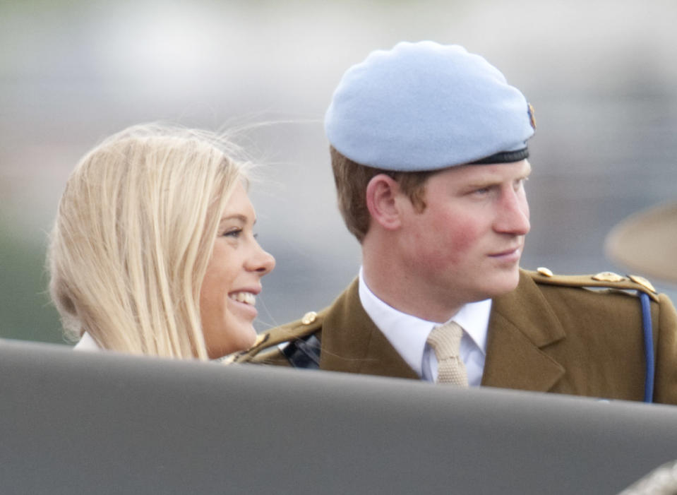 Prinz Harry und seine damalige Freundin Chelsy Davy  (Photo by Mark Cuthbert/UK Press via Getty Images)