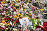 <p>A ‘Rest in Peace’ sign sits among floral tributes on London Bridge following the June 3rd terror attack on June 6, 2017 in London, England. (Photo: Jack Taylor/Getty Images) </p>