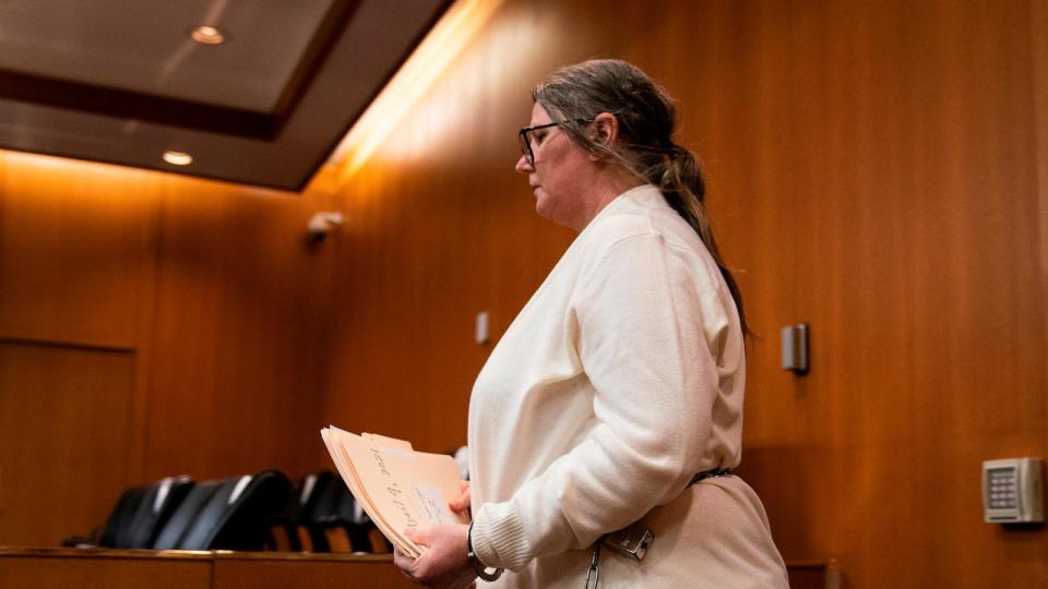 PHOTO: Jennifer Crumbley enters court after a recess in an Oakland County courtroom, Feb. 1, 2024, in Pontiac, Mich. (Mandi Wright/Detroit Free Press via AP)