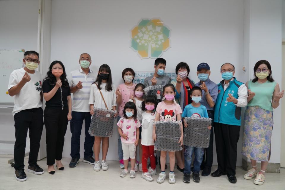 臺北市教育局認助清寒學生基金會舉辦母親節慶祝活動，感謝認助人