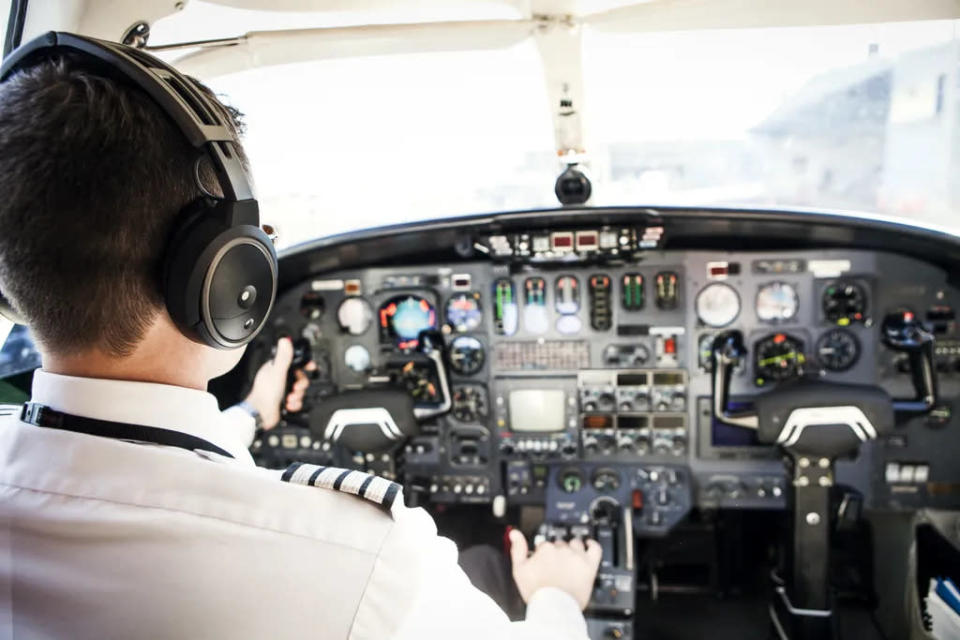 Um piloto de avião comercial pode ter um bom salário no Brasil, mas o trabalho é bem pesado (Imagem: Divulgação/ cavanimages/ Envato)