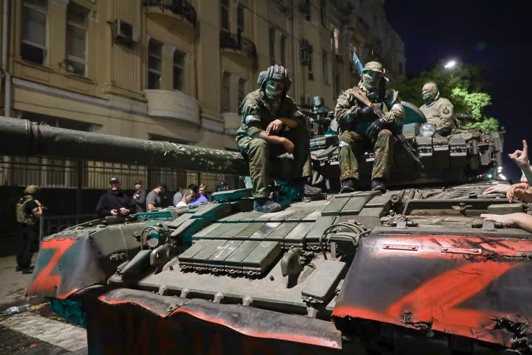 Miembros de la compañía militar Wagner Group se sientan encima de un tanque en una calle de Rostov del Don, Rusia, el sábado 24 de junio de 2023, antes de abandonar una zona en la sede del Distrito Militar Sur. 