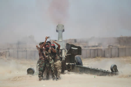 Shi'ite fighters take a selfie while firing artillery towards Islamic State militants near Falluja, Iraq, May 29, 2016. REUTERS/Alaa Al-Marjani