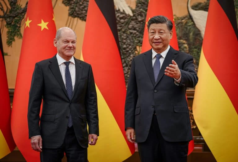 Le président chinois Xi Jinping (G) accueille le chancelier allemand Olaf Scholz lors d'une visite de ce dernier à Pékin le 4 novembre 2022 (Kay Nietfeld)