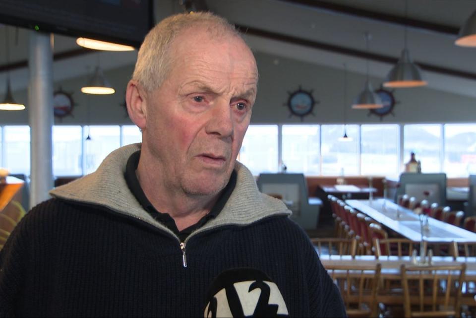 Ólaf Þórðarson speaks to local media after defying evacuation orders (INDICATOR/STATION2)