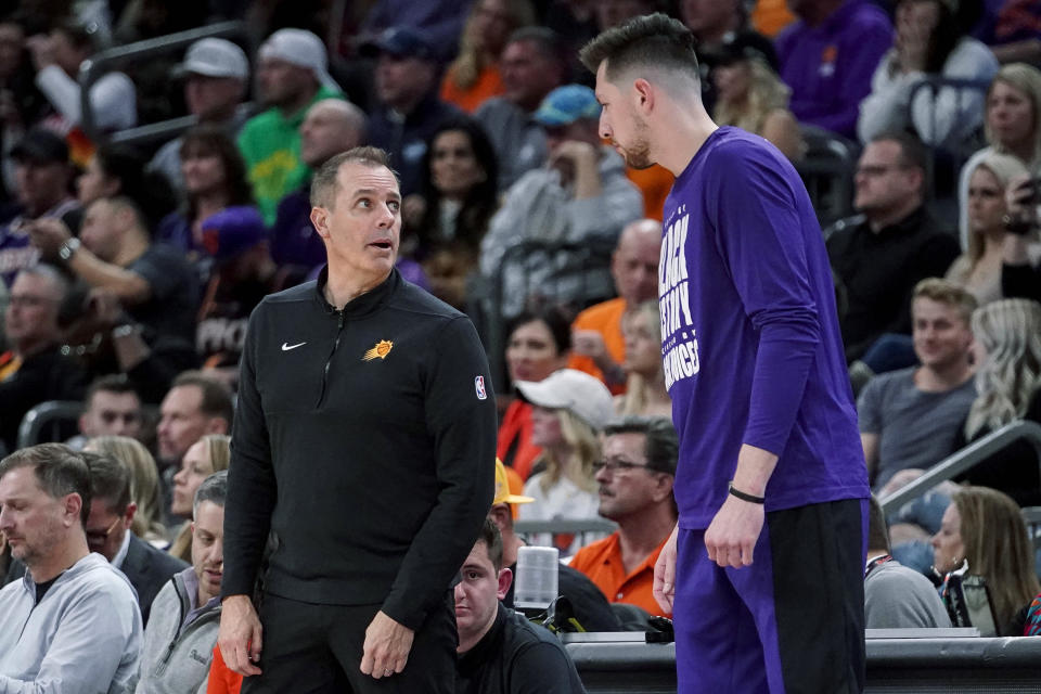 Phoenix Suns coach Frank Vogel, left, talks with Drew Eubanks, right, during the first half of the team's NBA basketball game against the Sacramento Kings in Phoenix, Tuesday, Feb. 13, 2024. (AP Photo/Darryl Webb)