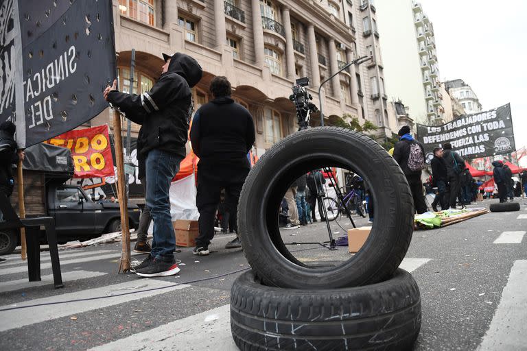 Miembros del Sindicato Único de Trabajadores del Neumático Argentino Sutna, que nuclea a los trabajadores del sector mantienen tomado un piso de la sede el Ministerio de Trabajo, de la Av Callao, mientras otros trabajadores permanecen en la puerta cortando parcialmente la avenida.