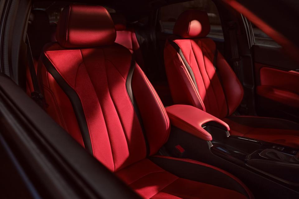 更高等級的A-Spec內裝改搭鮮紅色系，由此帶來極具熱血氣息的動感駕乘氛圍。