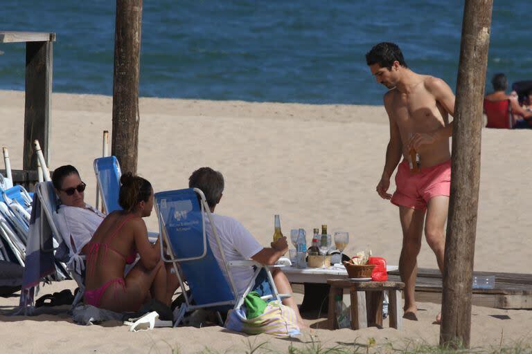 Ricardo Darín, su esposa Florencia Bas y sus hijos Chino y Clara disfrutaron de un día de sol radiante en Punta del Este, con charla distendida y cervezas incluidas