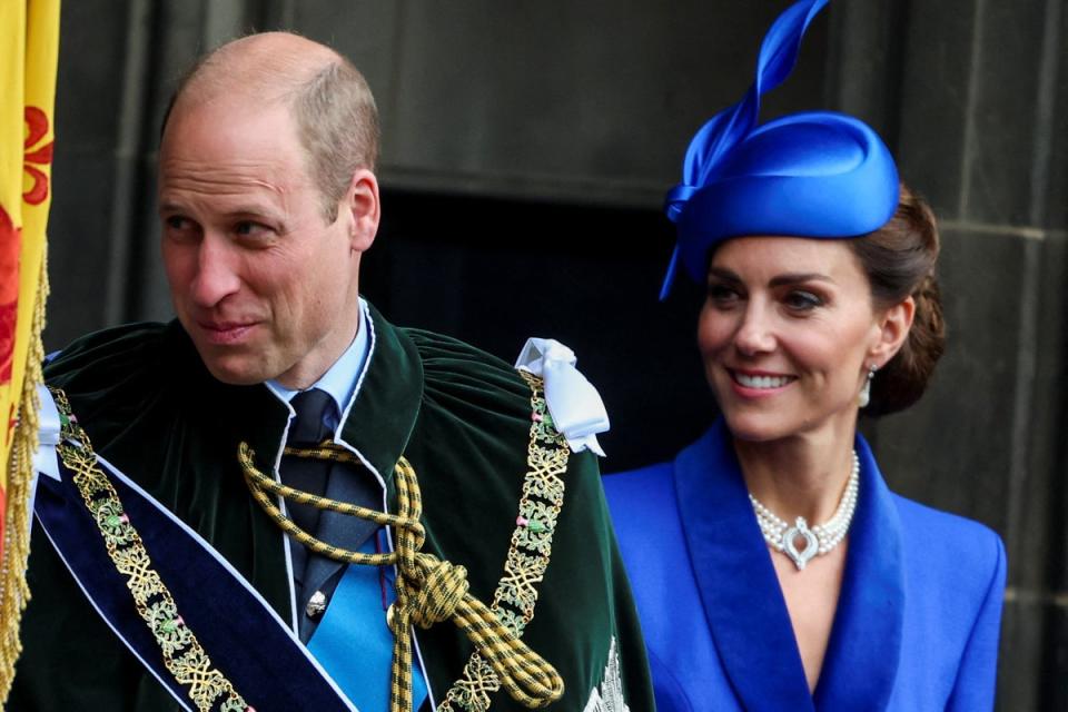 El libro también aborda el trato favorable que reciben William y Kate por parte de los medios de comunicación (PA)