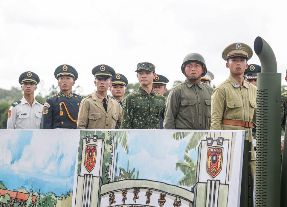 陸軍官校16日舉行建校百年校慶，展示不同時期制服，象徵百年傳承。(記者曾原信／攝影)