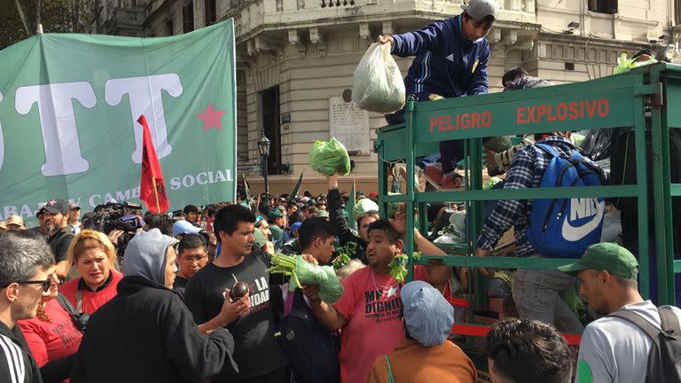 “Verdurazo” en Plaza de Mayo en reclamo de una ley de emergencia