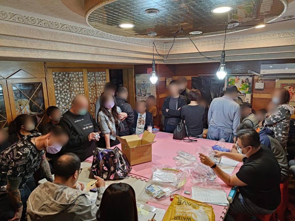 大樓暗藏天九牌職業賭場 高雄警夜襲逮33名賭徒。〈圖/記者蔡宗武翻攝〉