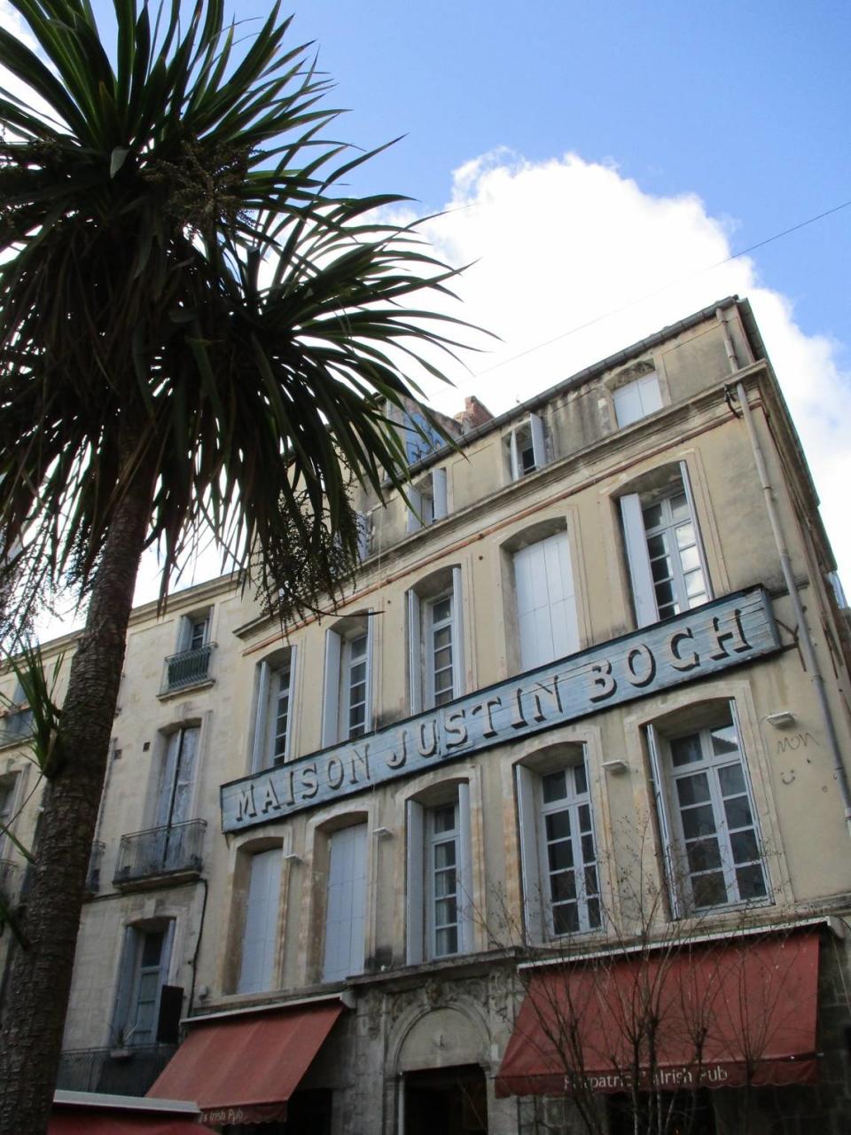 Una encantadora plazuela del casco antiguo o écusson.