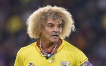 Auch mit knapp 60 Jahren kann es Carlos Valderrama nicht lassen, bisweilen noch gegen den Ball zu treten - wie hier bei einem Spiel 2020. Anlässlich seines 60. Geburtstages laden wir Sie auf eine haarige Reise durch die Fußball-Vergangenheit ein - mit wilden Frisuren und zotteligen Mähnen. (Bild: Guillermo Legaria Schweizer / Getty Images)