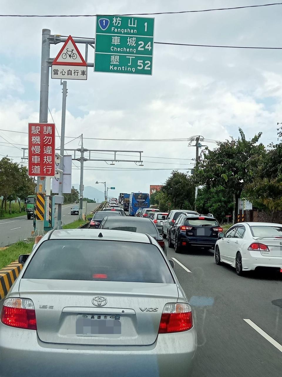 國慶連假在即墾丁已湧現車潮。（圖片來源：翻攝自臉書社團「爆料公社」）