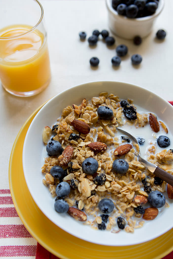 Müsli mit Milch und Orangensaft