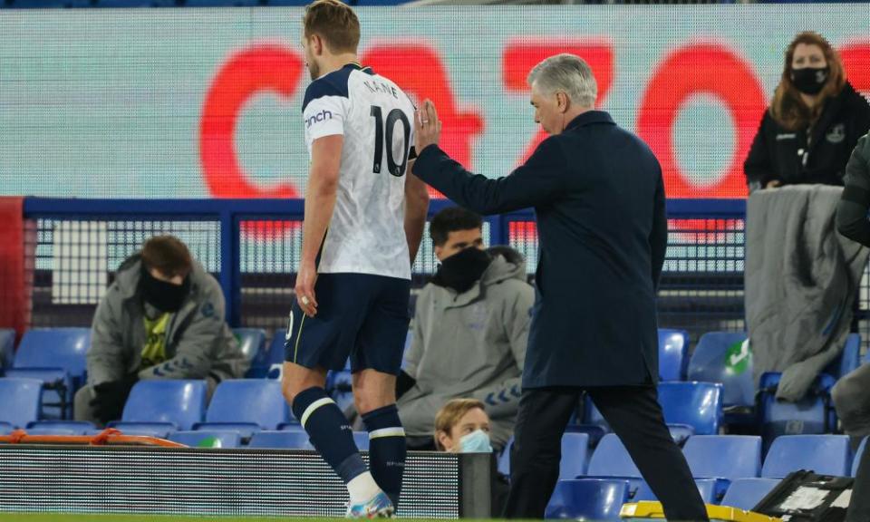 Carlo Ancelotti comforts Harry Kane as he departs the Goodison Park scene