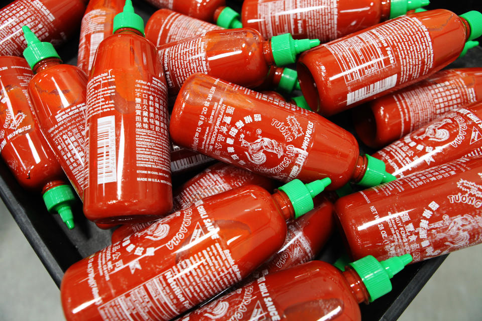 Botellas de salsa picante sriracha en la fábrica de Huy Fong Foods en Irwindale, California, el 28 de abril de 2014. (Emily Berl/The New York Times)