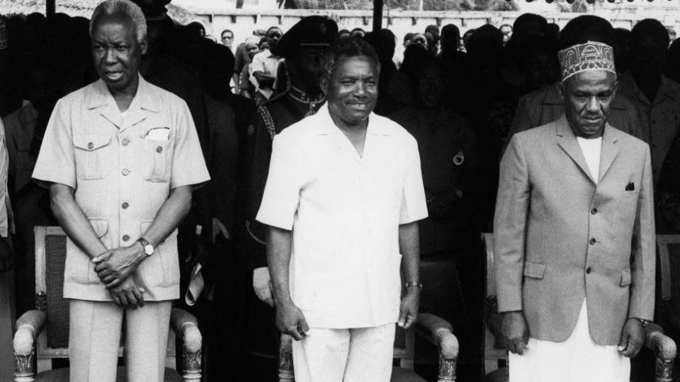 Tanzania's president-elec Ali Hassan Mwinyi (C) poses with the out going President Julius Nyerere (L) and the man who takes over as Zanzibar's President Idris Abdul Wakil (R) on October 1985