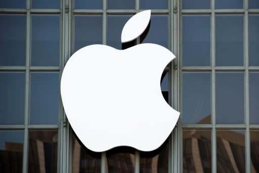 Apple cayó 3,5% luego que el diario The Wall Street Journal informó de una baja en la producción del nuevo iPhone mientras que Facebook bajó 5,4% castigada por las controversias sobre el manejo de sus datos (AFP/Archivos | Josh Edelson)