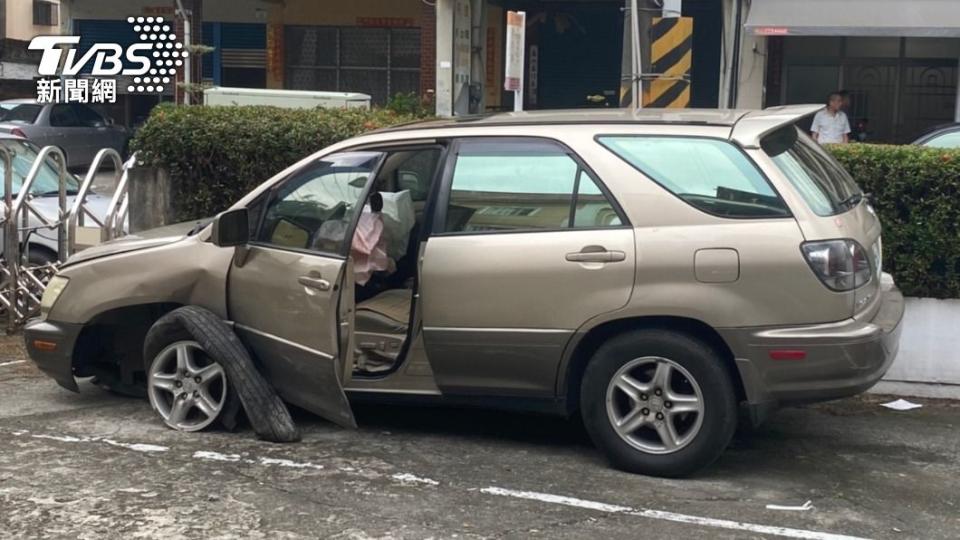 嫌犯的原座車面目全非。（圖／TVBS）