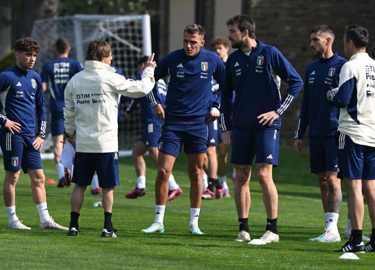 Roberto Mancini dialoga con Mateo Retegui en uno de los entrenamientos de Italia