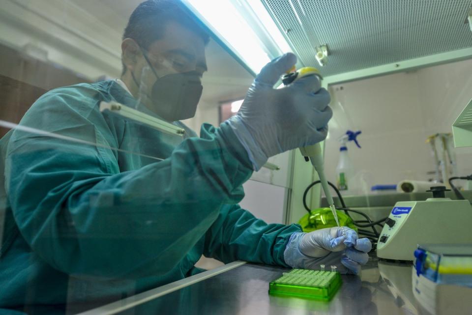 Dr. Carlos Ortega des Virologie-Zentrums der Universität El Salvador arbeitet an der Coronavirus-Genom-Sequenzierung.