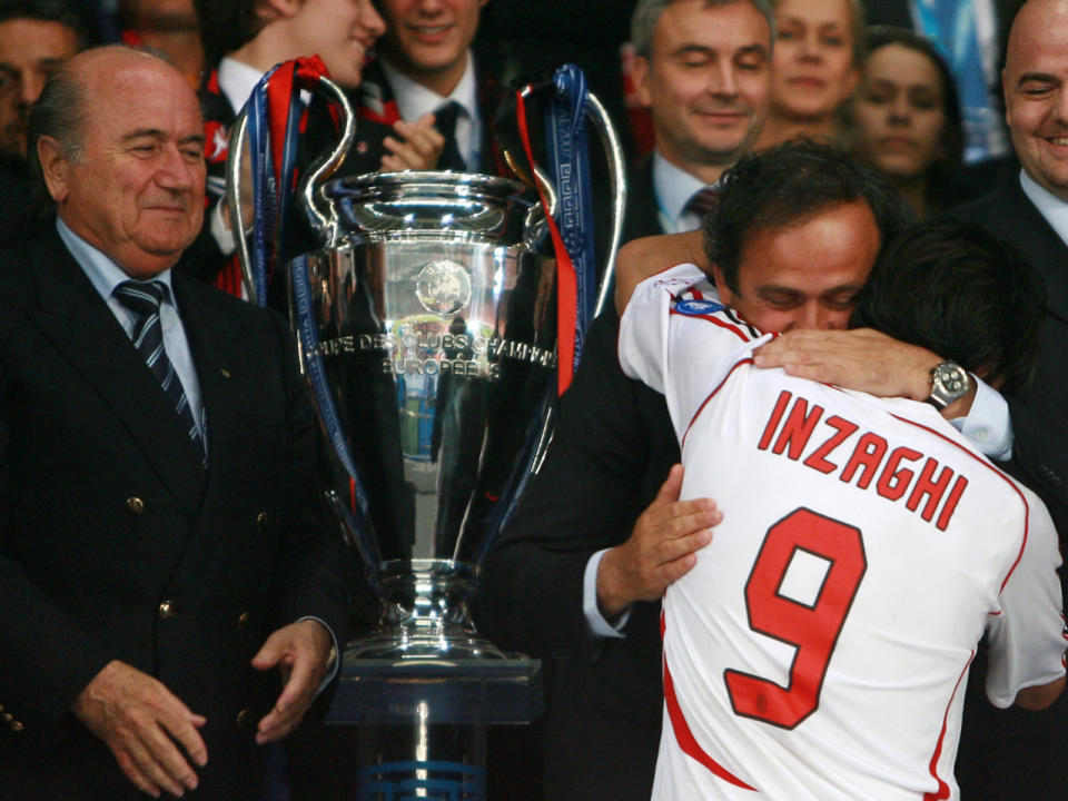 Filippo Inzaghi schoss den AC Milan 2007 zum Sieg. Bei der Pokalübergabe gab es vom UEFA-Präsident Sepp Blatter höchstpersönlich Glückwünsche sowie eine Umarmung von Ex-Fußballer Michel Platini. (Bild-Copyright: Franck Fife/AFP)