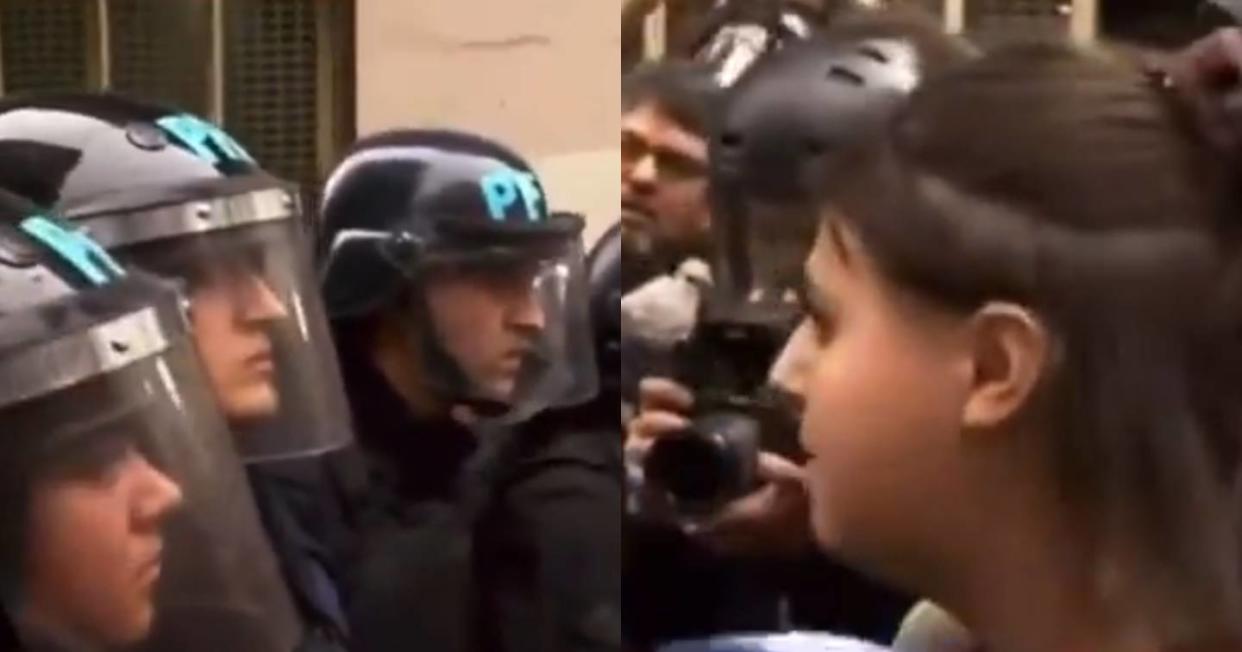 Una manifestante logra hacer llorar a un policía con su discurso: “el pueblo te defiende”. Foto: Captura de video X vía @porqueTTarg