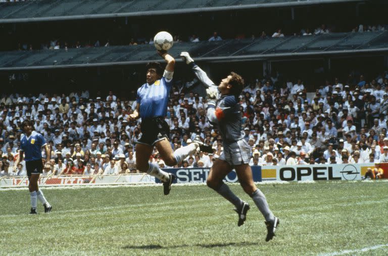 22 de junio de 1986: "¿Qué se puede decir? La pelota y la camiseta se han subastado por un total combinado de unos 12 millones de dólares", recuerda Prowse.