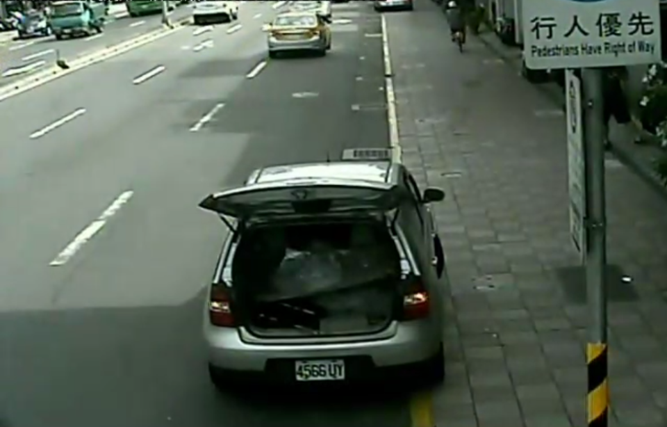 在郵局前臨停的遭劫車輛，路口監視器錄下「最後車影」。（警方提供）