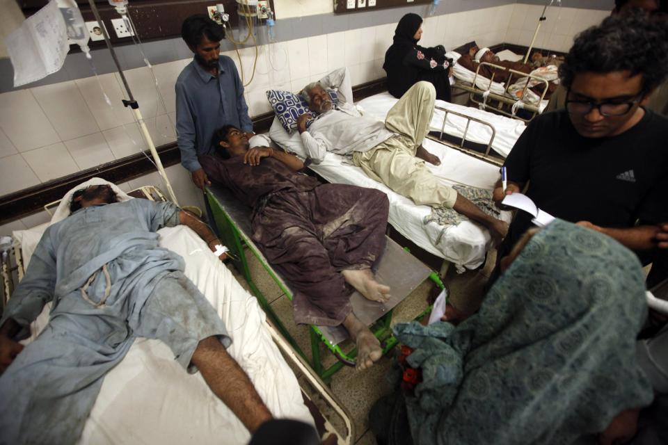 Earthquake survivors from the town of Awaran, in southwestern Pakistani province of Baluchistan, receive first aid at the Civil Hospital in Karachi September 25, 2013. The death toll from a powerful earthquake in southwest Pakistan rose to 327 on Wednesday after hundreds of mud houses collapsed on residents throughout the remote and thinly populated area, local officials said. REUTERS/Athar Hussain