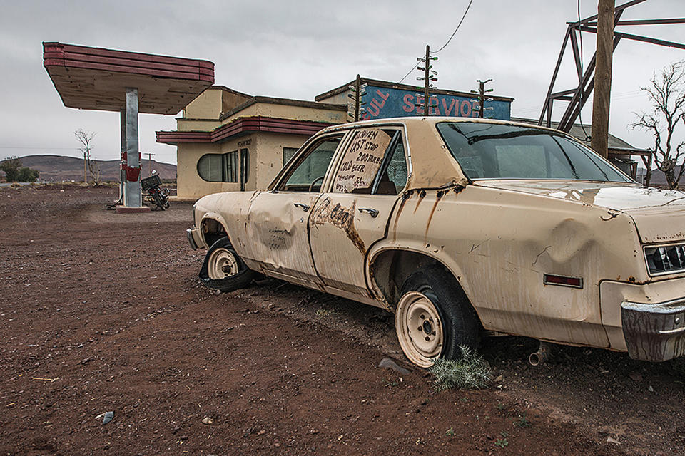 <p>Die Tankstelle aus dem Kultfilm „The Hills Have Eyes – Hügel der blutigen Augen“ steht noch immer verlassen mitten auf einer Autobahn in Marokko – immer wieder denken die Leute, dass es eine echte Tankstelle ist. Seit dem Drehende vor über einem Jahrzehnt blieb sie intakt und das Innere sieht gespenstisch aus: Die Waren, die nach dem Dreh hier zurückgelassen wurden, sind mit Staub bedeckt und draußen stehen verlassene Autos. (Bild: Bob Thissen/Caters News) </p>