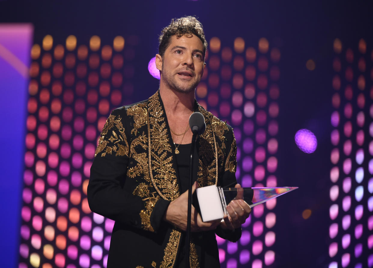 David Bisbal acepta el Premio Pionero Pioneer en los Latin American Music Awards de 2023 (Mindy Small/Getty Images)