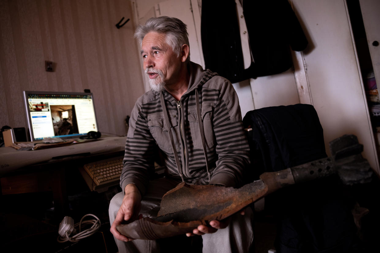 Oleksandr Zhyla, sostiene parte de una bala de mortero que impactó en su edificio de apartamentos en Chernígov, Ucrania. (Jim Huylebroek/The New York Times)
