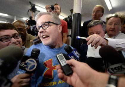 Trainer Freddie Roach speaks to media before a Manny Pacquiao workout. (AFP)