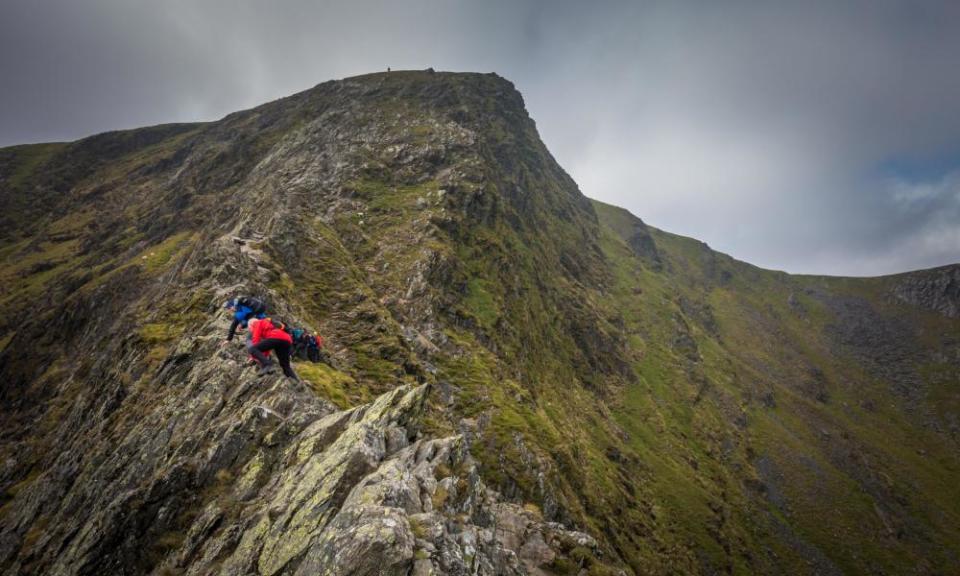 People scrambling up Sharp Edge