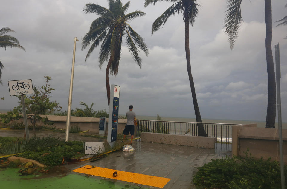 MIA64 – SAN JUAN (PUERTO RICO), 20/09/2017.-Un hombre observa el estado de la playa tras el paso del huracán María hoy, miércoles 20 de septiembre 2017, en San Juan, Puerto Rico. El huracán María, debilitado a categoría 2, avanza hacia la zona oriental de República Dominicana con vientos máximos de 110 millas por hora (175 km/h), tras haber causado devastación e inundaciones “catastróficas” en Puerto Rico. EFE/Thais Llorca