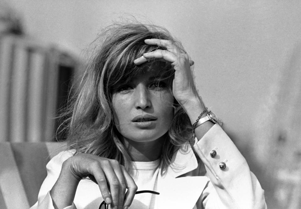 ARCHIVO - Monica Vitti posa para un retrato en el Festival de Cine de Venecia en 1964. Vitti, la versátil actriz de películas italianas como “L’Avventura” (“La aventura”) de Michelangelo Antonioni y estrella de comedias de la década de 1960, falleció. Tenía 90 años. (Foto AP, archivo)