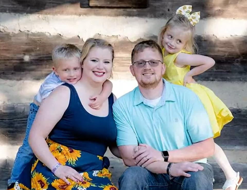 Alexandra Price y Joshua Price, con sus hijos de 5 y 4 años. (Captura de pantalla / 14News)