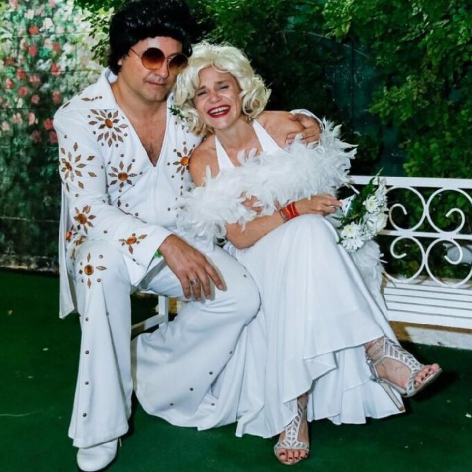 Se casaron vestidos de Elvis y Marilyn