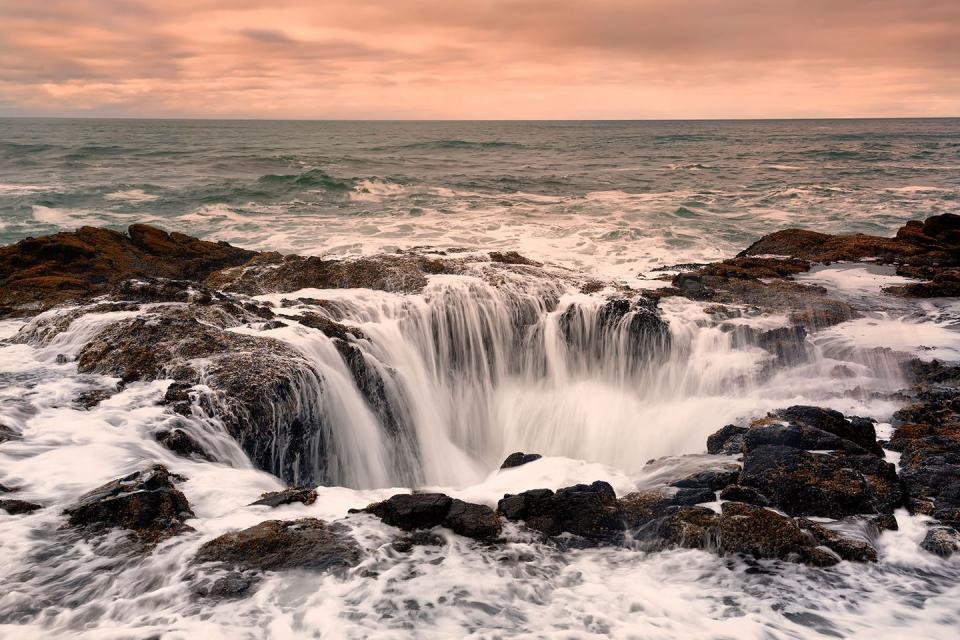 <p>Water pours into the mysterious sinkhole known as Thor's Well in Cape Perpetua, Oregon // Date unknown</p>