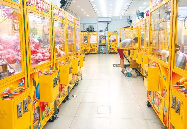 北市議會法規委員會通過「台北市自助選物販賣事業管理自治條例」，規定國中、小周邊50公尺內禁設夾娃娃機店。（譚宇哲攝）